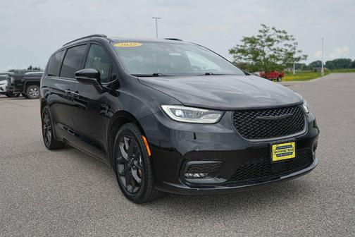 Diamond Black Crystal Pearlcoat 2025 Chrysler Pacifica Limited
