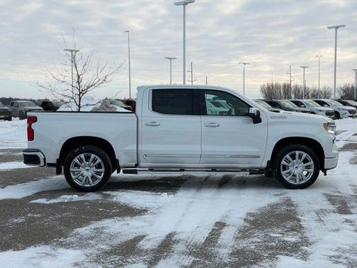 Iridescent Pearl Tricoat 2024 Chevrolet Silverado 1500 High Country