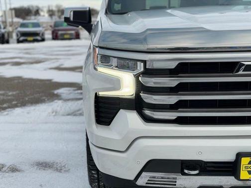 Iridescent Pearl Tricoat 2024 Chevrolet Silverado 1500 High Country
