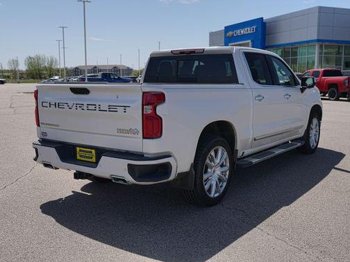 Iridescent Pearl Tricoat 2024 Chevrolet Silverado 1500 High Country