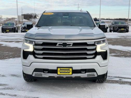 Iridescent Pearl Tricoat 2024 Chevrolet Silverado 1500 High Country