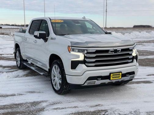 Iridescent Pearl Tricoat 2024 Chevrolet Silverado 1500 High Country