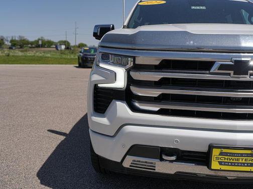 Iridescent Pearl Tricoat 2024 Chevrolet Silverado 1500 High Country