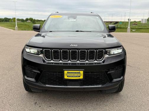 Diamond Black Crystal Pearlcoat 2023 Jeep Grand Cherokee Laredo