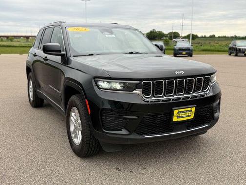 Diamond Black Crystal Pearlcoat 2023 Jeep Grand Cherokee Laredo