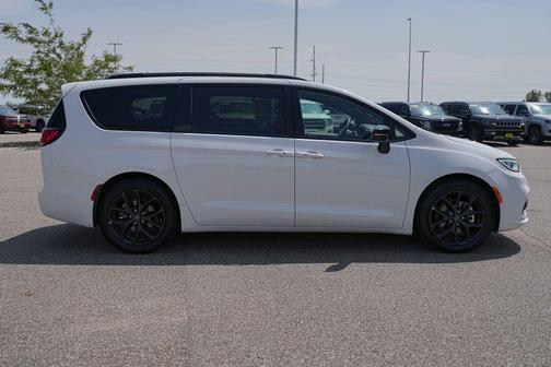 Bright White Clearcoat 2025 Chrysler Pacifica Limited