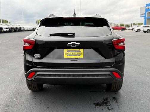 Mosaic Black Metallic 2026 Chevrolet Trax LT