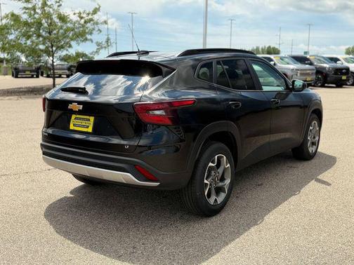 Mosaic Black Metallic 2026 Chevrolet Trax LT
