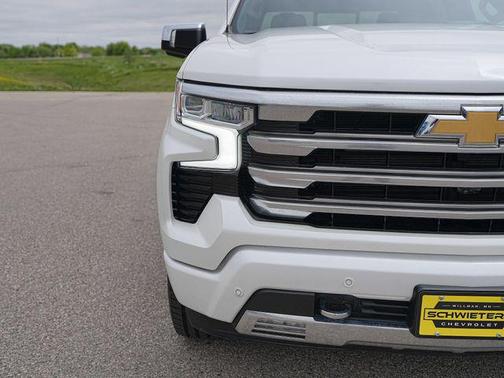 Iridescent Pearl Tricoat 2023 Chevrolet Silverado 1500 High Country