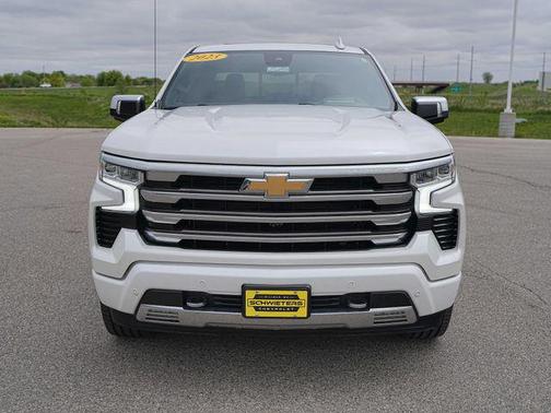Iridescent Pearl Tricoat 2023 Chevrolet Silverado 1500 High Country