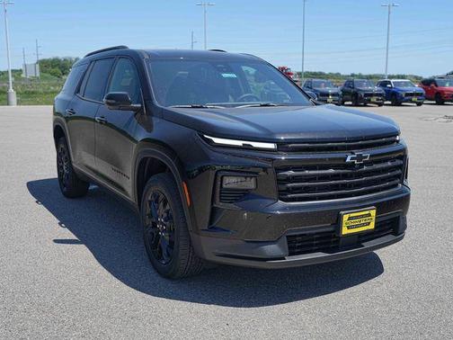 Mosaic Black Metallic 2026 Chevrolet Traverse LT