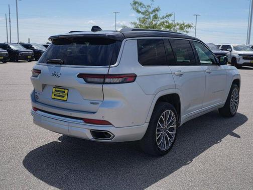 Diamond Black Crystal Pearlcoat 2023 Jeep Grand Cherokee L Summit Reserve