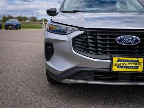 Iconic Silver Metallic 2023 Ford Escape SE
