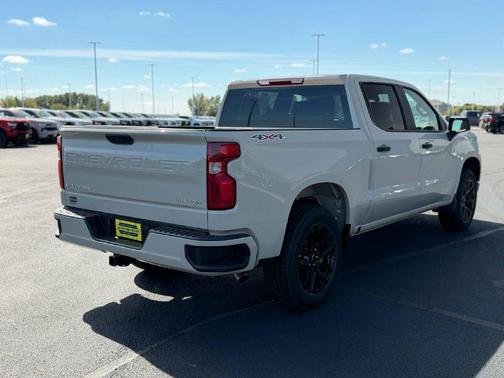White Sands 2026 Chevrolet Silverado 1500 Custom