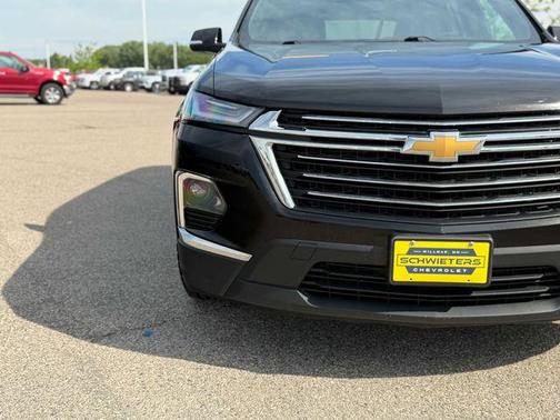Mosaic Black Metallic 2022 Chevrolet Traverse LT Leather