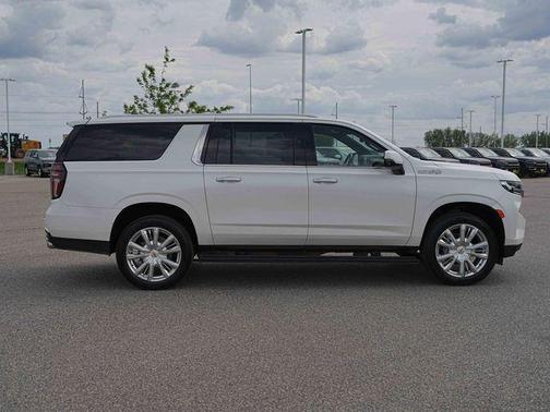Iridescent Pearl Tricoat 2021 Chevrolet Suburban 4WD High Country