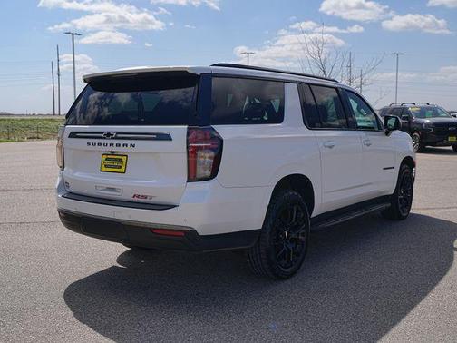 Iridescent Pearl Tricoat 2022 Chevrolet Suburban RST