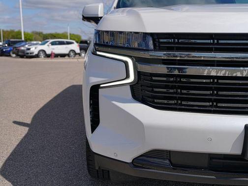Iridescent Pearl Tricoat 2022 Chevrolet Suburban RST