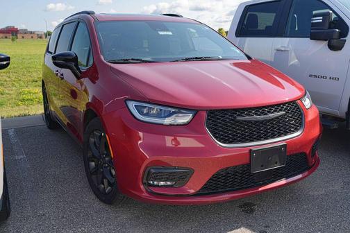 Red Hot Pearlcoat 2025 Chrysler Pacifica Limited