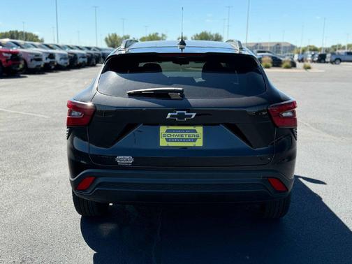 Mosaic Black Metallic 2026 Chevrolet Trax LT