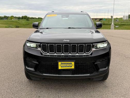 Diamond Black Crystal Pearlcoat 2023 Jeep Grand Cherokee Laredo