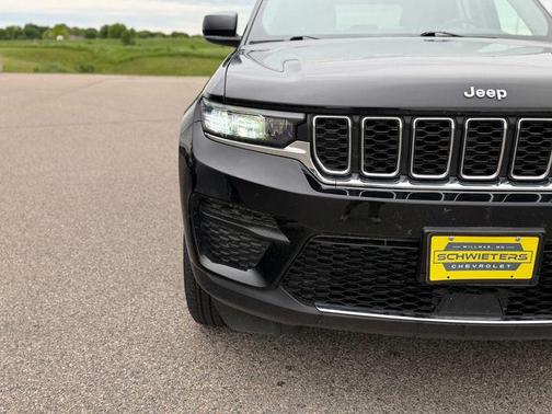 Diamond Black Crystal Pearlcoat 2023 Jeep Grand Cherokee Laredo