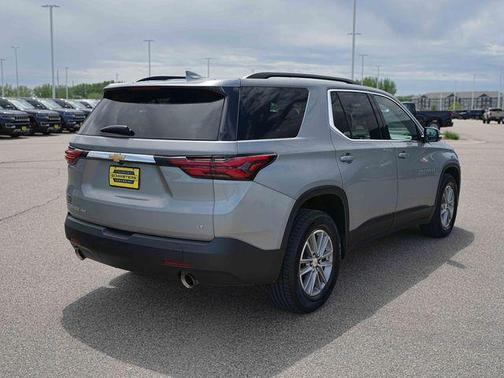 Sterling Gray Metallic 2023 Chevrolet Traverse LT Cloth