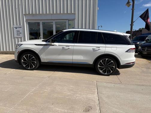 Pristine White Metallic Tri-Coat 2024 Lincoln Aviator Reserve AWD