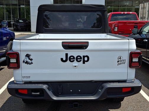 Bright White Clearcoat 2024 Jeep Gladiator Sport