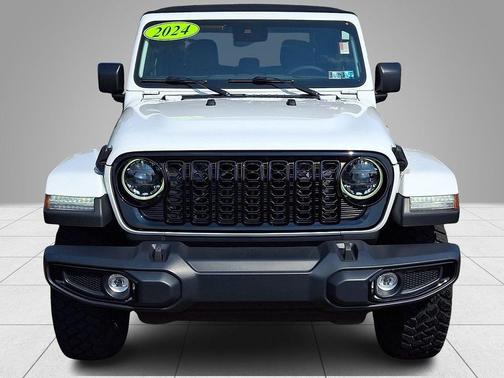 Bright White Clearcoat 2024 Jeep Gladiator Sport