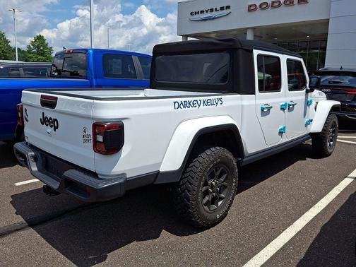 Bright White Clearcoat 2024 Jeep Gladiator Sport