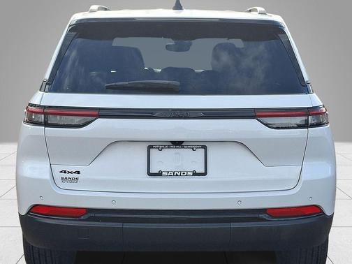 Bright White Clearcoat 2024 Jeep Grand Cherokee Laredo