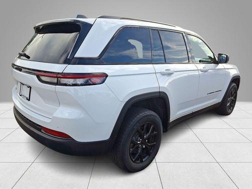 Bright White Clearcoat 2024 Jeep Grand Cherokee Laredo