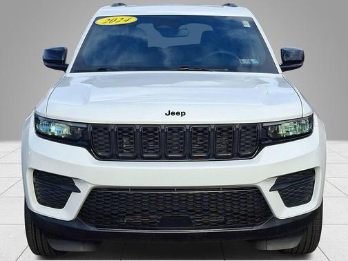 Bright White Clearcoat 2024 Jeep Grand Cherokee Laredo