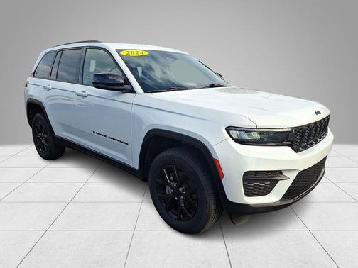 Bright White Clearcoat 2024 Jeep Grand Cherokee Laredo