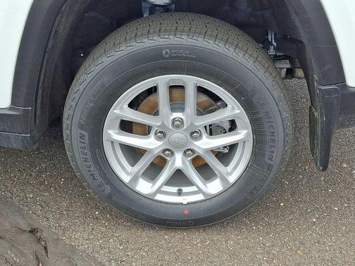 Bright White Clearcoat 2026 Jeep Grand Cherokee Laredo