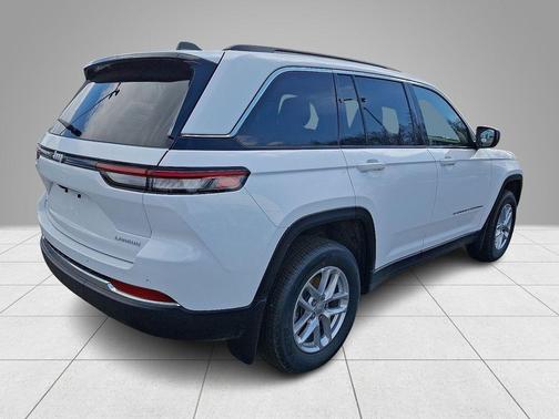 Bright White Clearcoat 2026 Jeep Grand Cherokee Laredo