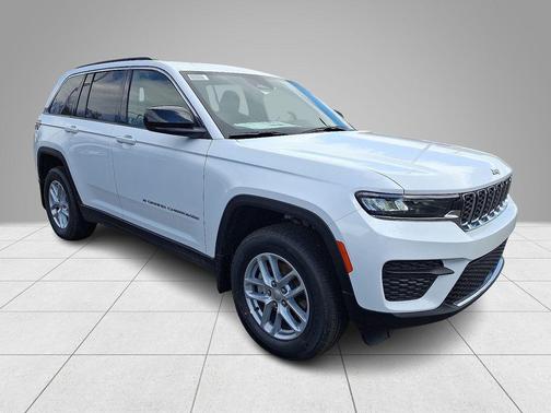 Bright White Clearcoat 2026 Jeep Grand Cherokee Laredo