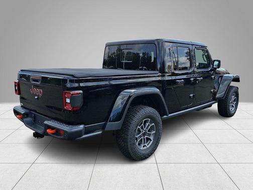 Black Clearcoat 2026 Jeep Gladiator Mojave