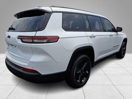Bright White Clearcoat 2021 Jeep Grand Cherokee L Laredo