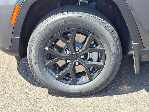 Metallic 2026 Jeep Grand Cherokee L Laredo