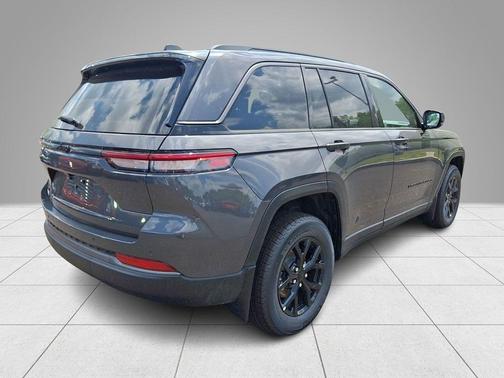 Metallic 2026 Jeep Grand Cherokee Laredo