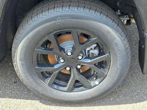 Metallic 2026 Jeep Grand Cherokee Laredo