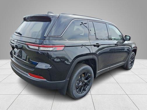 Diamond Black 2026 Jeep Grand Cherokee Laredo