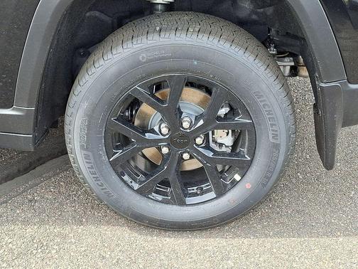 Diamond Black 2026 Jeep Grand Cherokee Laredo