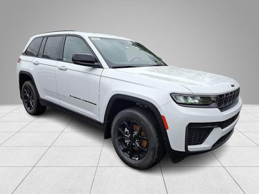 Bright White Clearcoat 2026 Jeep Grand Cherokee Laredo