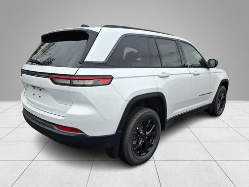 Bright White Clearcoat 2026 Jeep Grand Cherokee Laredo