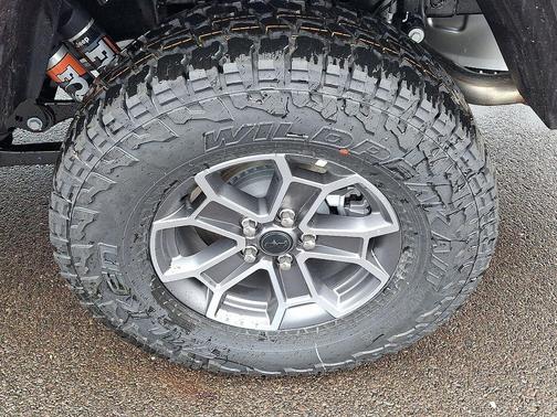 Bright White Clearcoat 2026 Jeep Gladiator Mojave