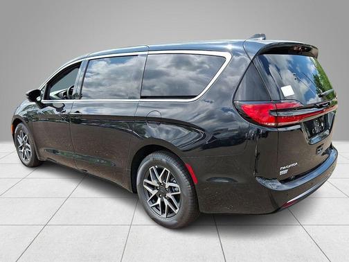 Diamond Black 2027 Chrysler Pacifica LIMITED