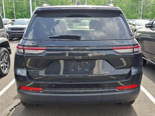 Diamond Black 2024 Jeep Grand Cherokee Laredo